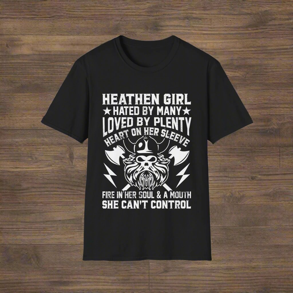 Heathen Girl- sovražijo mnogi, ljubijo jo številni. Srce na rokavu. Ogenj v njeni duši in ustih, ki jih ne more nadzorovati. Majica s kratkimi rokavi Viking