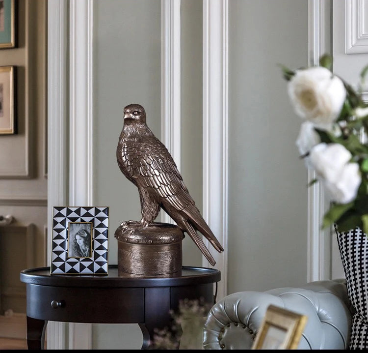 Statua di animale in resina Aquila Decorazione per ufficio artigianale placcata in rame Decorazione per la casa vichinga