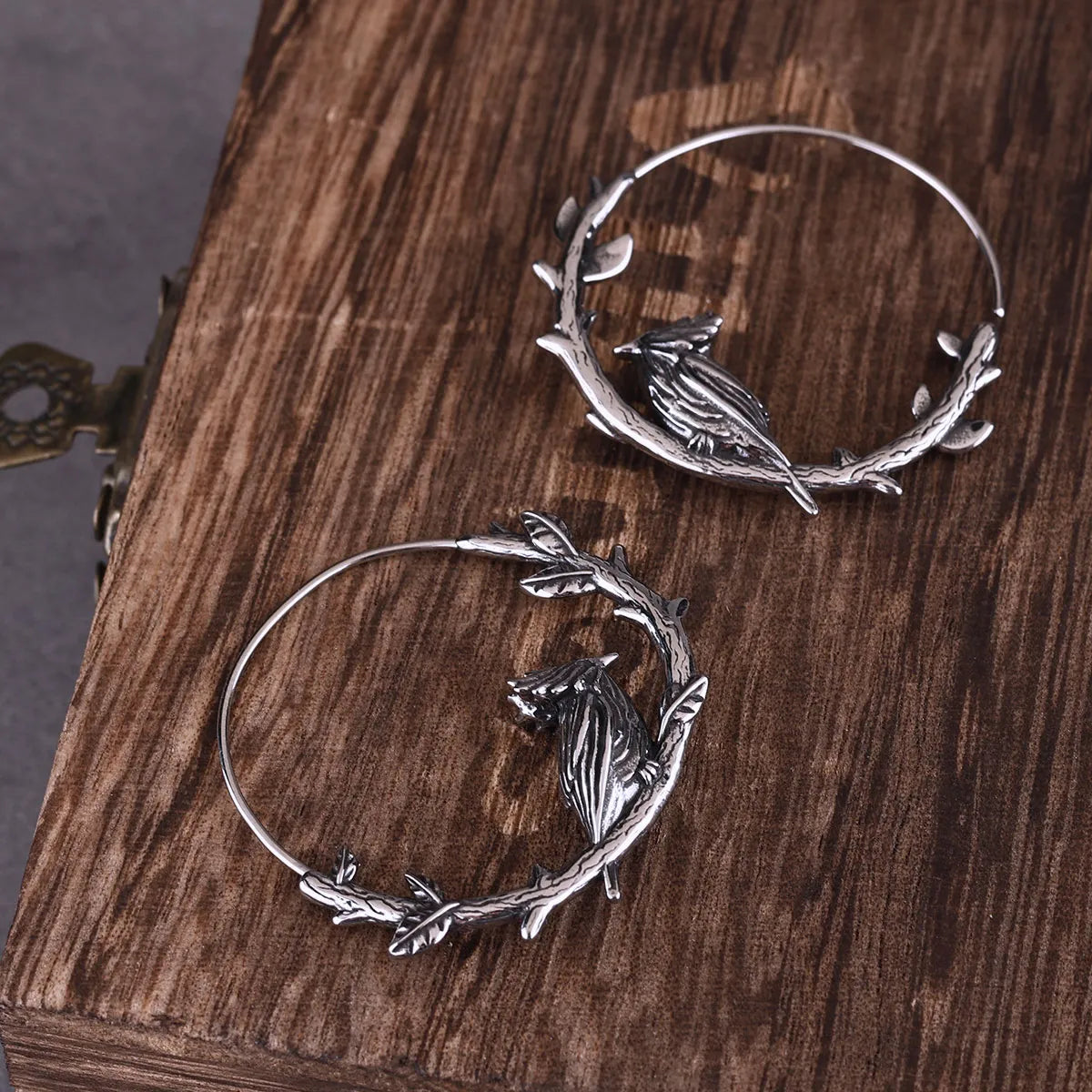 Páirtí Punc Cruach Dhosmálta Raven Babhta Earrings Lochlannach