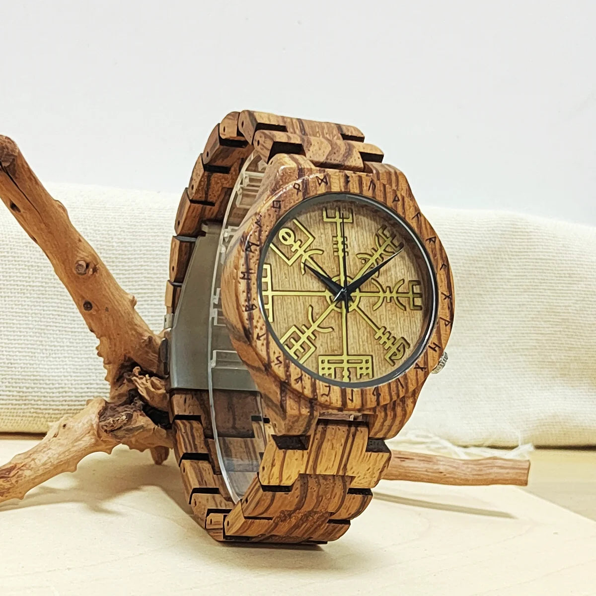 Wikinger-Symbol-Element-Herrenarmbanduhr aus Holz