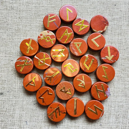 Sada amuletů 25 ks Viking Natural Red Jaspis Runes