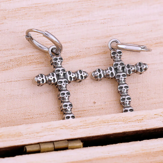 Boucles d'oreilles pendantes gothiques avec croix et tête de mort