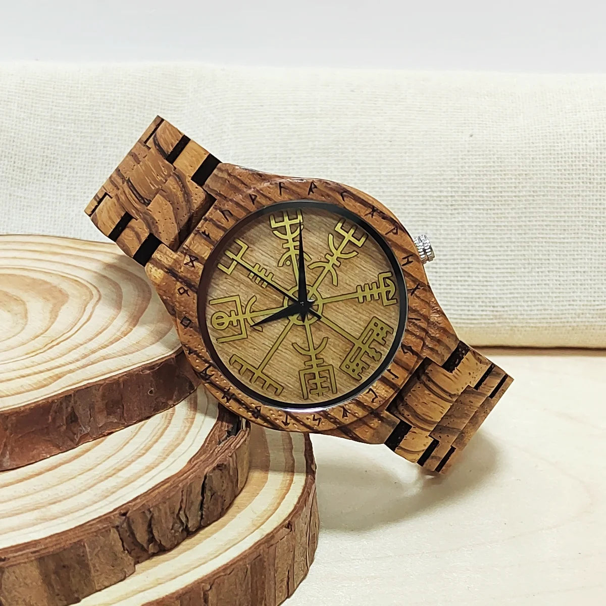 Wikinger-Symbol-Element-Herrenarmbanduhr aus Holz